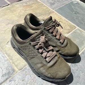 Nike Air Max Zero sneaker size M 9: PRELOVED WITH FLAWS